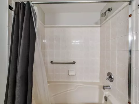 Bath - 3135 Town Square Dr #104, Rolling Meadows, IL 60008 photo 3 of 3