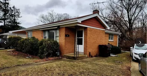 8443 Gross Point Rd, Skokie, IL 60077