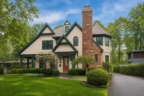 338 E Witchwood Ln, Lake Bluff, IL 60044