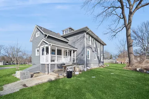 9 Center Rd, Streamwood, IL 60107