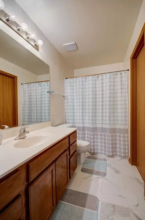 Bath - 14005 Danbury Dr, Plainfield, IL 60544 photo 2 of 4