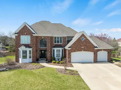 1720 Baybrook Ln, Naperville, IL 60564