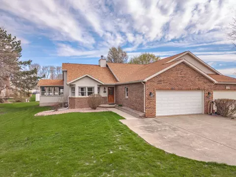 8627 Oakmont Rd, Bloomington, IL 61705