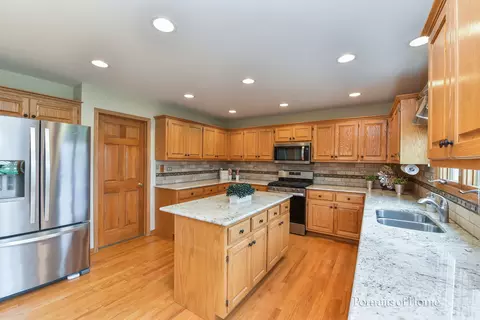 Kitchen - 13364 Wellesley Ct, Plainfield, IL 60585 photo 3 of 4