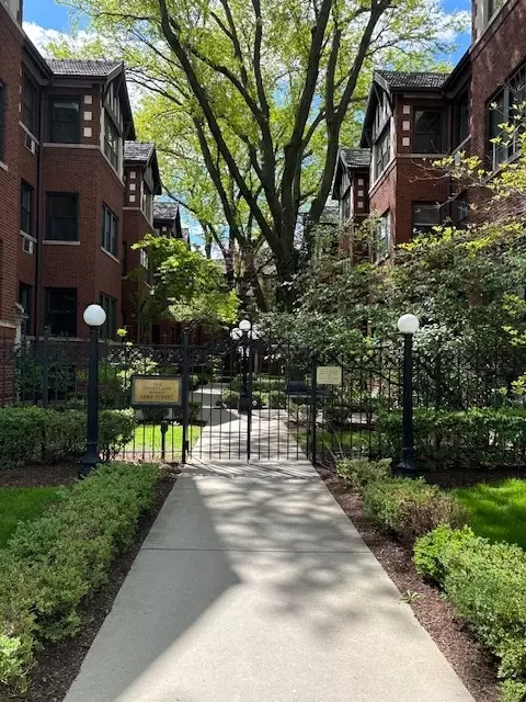 817 Lake St #1N, Oak Park, IL 60301