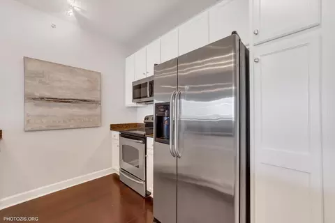 Kitchen - 100 E 14th St #903, Chicago, IL 60605 photo 2 of 4