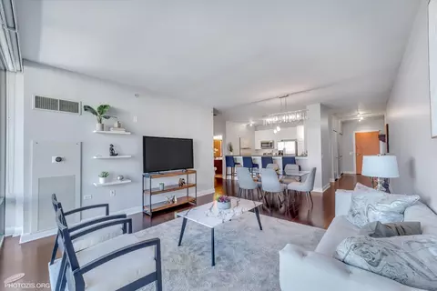 Living - 100 E 14th St #903, Chicago, IL 60605 photo 2 of 4