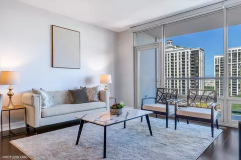 Living - 100 E 14th St #903, Chicago, IL 60605 photo 3 of 4