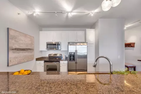 Kitchen - 100 E 14th St #903, Chicago, IL 60605 photo 4 of 4