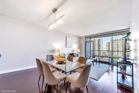 Dining - 100 E 14th St #903, Chicago, IL 60605 photo 1 of 2