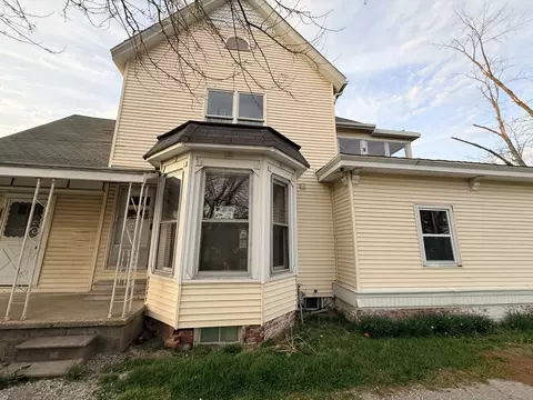 Exterior - 101 5th St, Carmi, IL 62821 photo 4 of 7