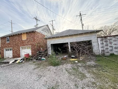 Exterior - 101 5th St, Carmi, IL 62821 photo 6 of 7