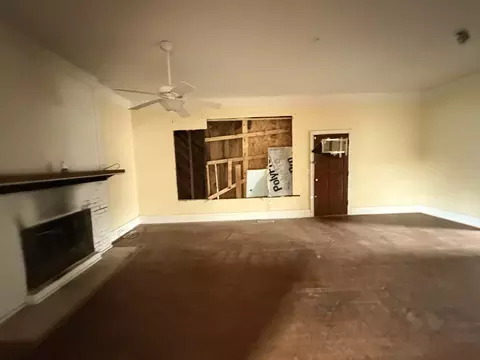 Living - 101 5th St, Carmi, IL 62821 photo 2 of 4