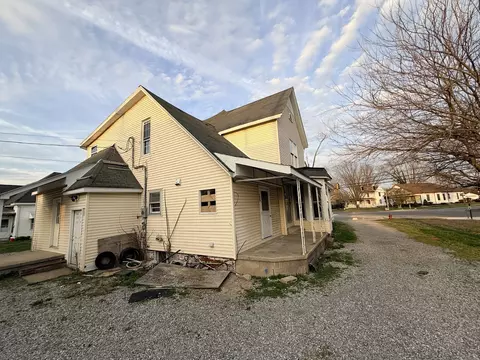 Exterior - 101 5th St, Carmi, IL 62821 photo 5 of 7