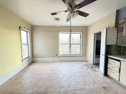 Living - 101 5th St, Carmi, IL 62821 photo 4 of 4