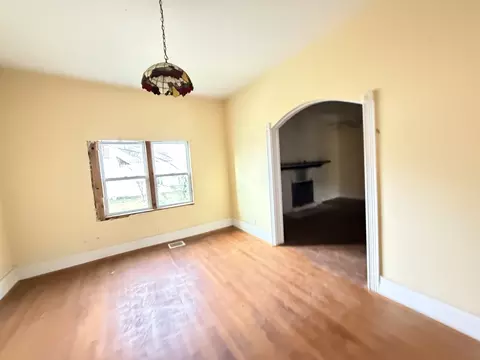 Living - 101 5th St, Carmi, IL 62821 photo 3 of 4