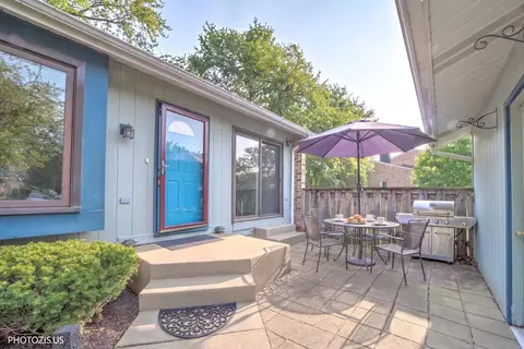 211 Edgewater Dr, Bloomingdale, IL 60108