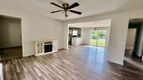 Living - 39 Ridge Rd, Centralia, IL 62801 photo 1 of 2