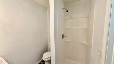 Bath - 39 Ridge Rd, Centralia, IL 62801 photo 1 of 3