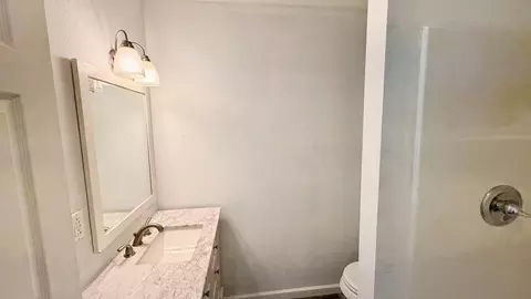 Bath - 39 Ridge Rd, Centralia, IL 62801 photo 2 of 3