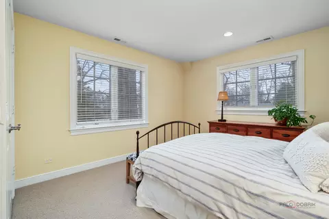 Bedroom - 249 E Sheridan Pl, Lake Bluff, IL 60044 photo 2 of 8