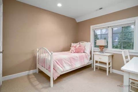 Bedroom - 249 E Sheridan Pl, Lake Bluff, IL 60044 photo 5 of 8