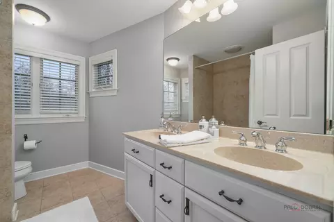 Bath - 249 E Sheridan Pl, Lake Bluff, IL 60044 photo 2 of 4