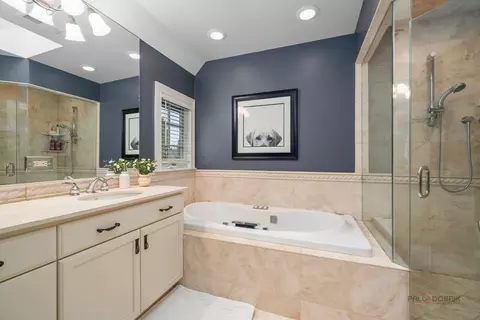 Bath - 249 E Sheridan Pl, Lake Bluff, IL 60044 photo 3 of 4