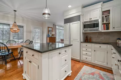 Kitchen - 249 E Sheridan Pl, Lake Bluff, IL 60044 photo 4 of 5