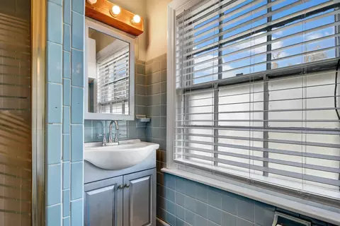 Bath - 2001 W 103rd St, Chicago, IL 60643 photo 3 of 5