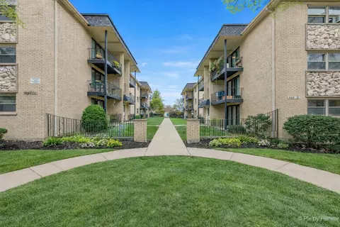2037 N Harlem Ave #1W, Chicago, IL 60707
