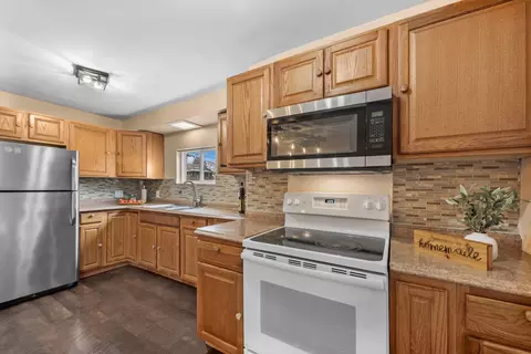 Kitchen - 5313 Cleveland Dr, Mchenry, IL 60050 photo 2 of 2