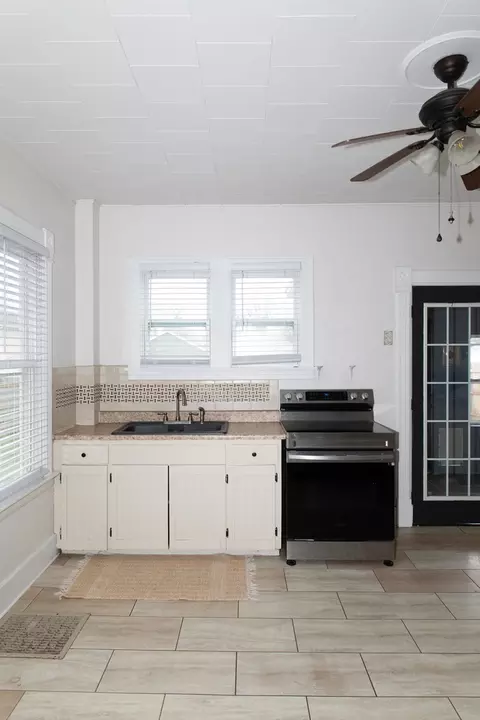 Kitchen - 544 24th Ave, Moline, IL 61265 photo 4 of 4