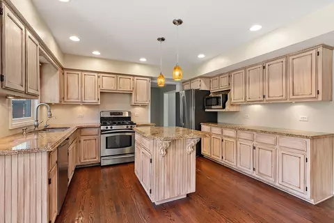 Kitchen - 13050 S Elizabeth Dr, Plainfield, IL 60585 photo 4 of 5