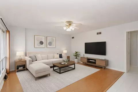 Living - 612 Maple Ct, Mount Prospect, IL 60056 photo 1 of 3