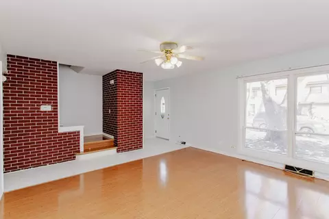 Living - 612 Maple Ct, Mount Prospect, IL 60056 photo 2 of 3