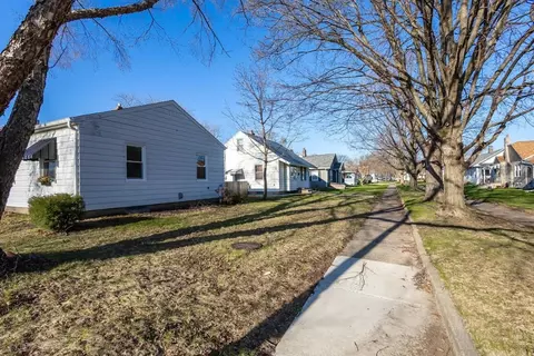 Exterior - 2633 16 St, Moline, IL 61265 photo 5 of 7