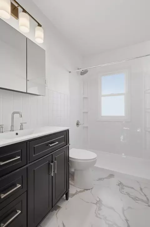 Bath - 2633 16 St, Moline, IL 61265 photo 2 of 3