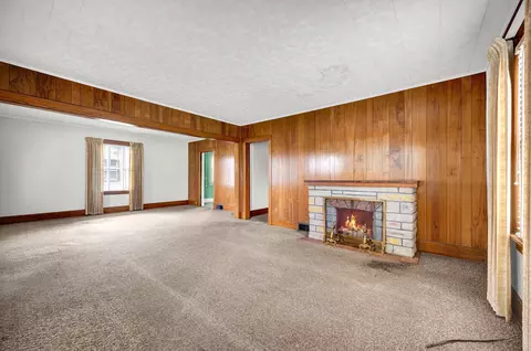 Living - 2319 5th St, Peru, IL 61354 photo 4 of 6