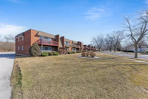 539 N Pleasant Dr #2D, Glenwood, IL 60425