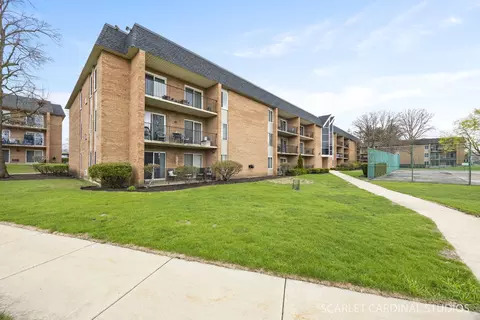 1056 N Mill St #201, Naperville, IL 60563
