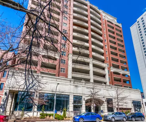828 W Grace St #903, Chicago, IL 60613