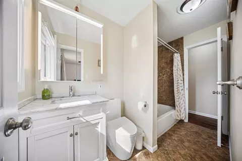 Bath - 1660 Jefferson Rd, Hoffman Estates, IL 60169 photo 3 of 4