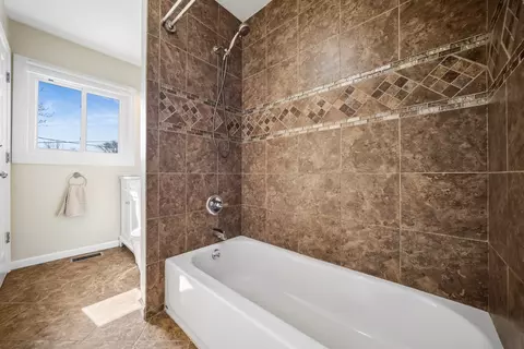Bath - 1660 Jefferson Rd, Hoffman Estates, IL 60169 photo 4 of 4