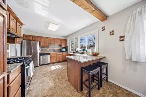 Kitchen - 1660 Jefferson Rd, Hoffman Estates, IL 60169 photo 3 of 3