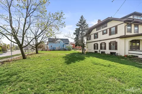 Exterior - 427 E Benton St, Aurora, IL 60505 photo 5 of 9