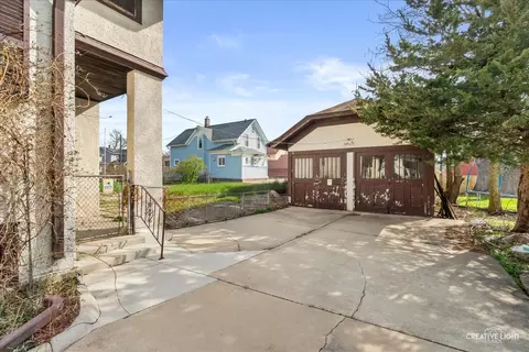 Exterior - 427 E Benton St, Aurora, IL 60505 photo 7 of 9
