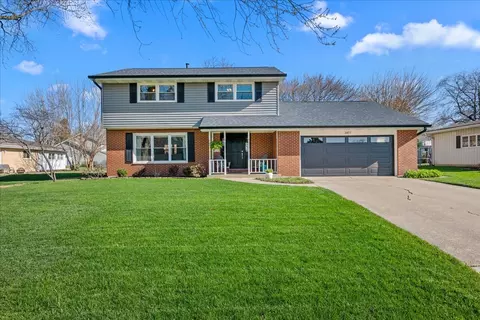 2477 Cambridge Dr, Aurora, IL 60506