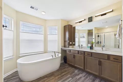 Bath - 606 Mchenry Ave, Mchenry, IL 60050 photo 2 of 4