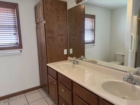 Bath - 2800 Becker Dr, Peru, IL 61354 photo 2 of 4